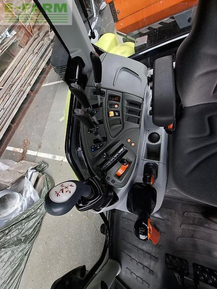 Tractor CLAAS atos 330 mit schneeschild/streuer