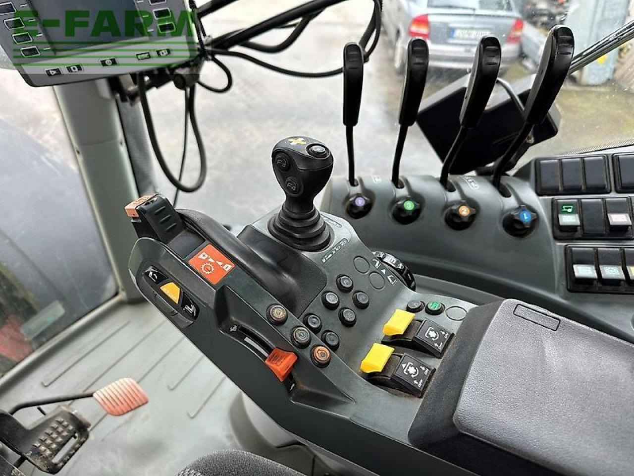 Tractor CLAAS axion 810