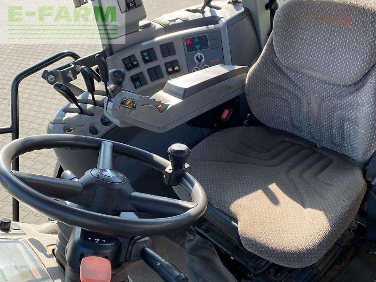 Tractor CLAAS axion 810