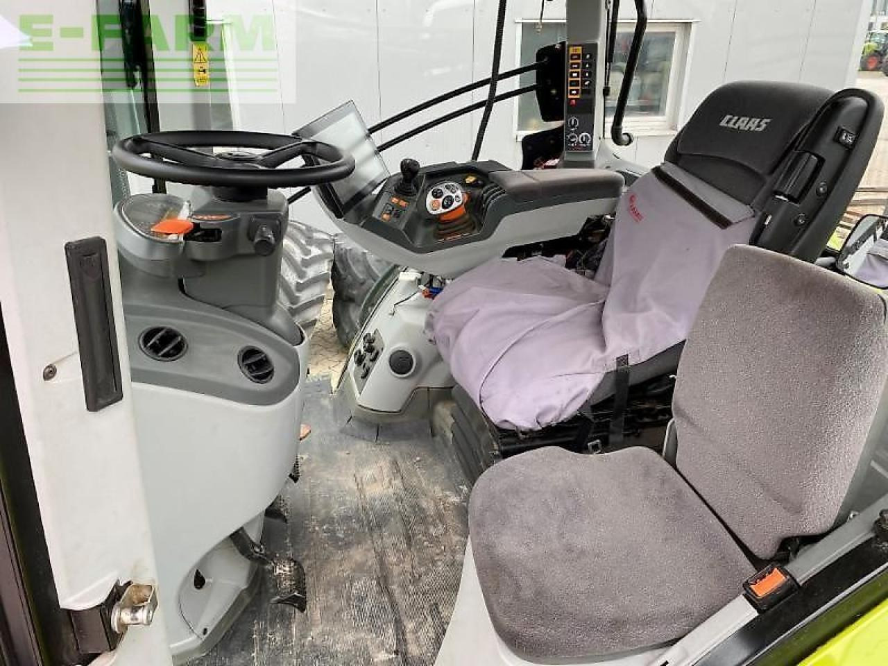 Tractor CLAAS axion 810