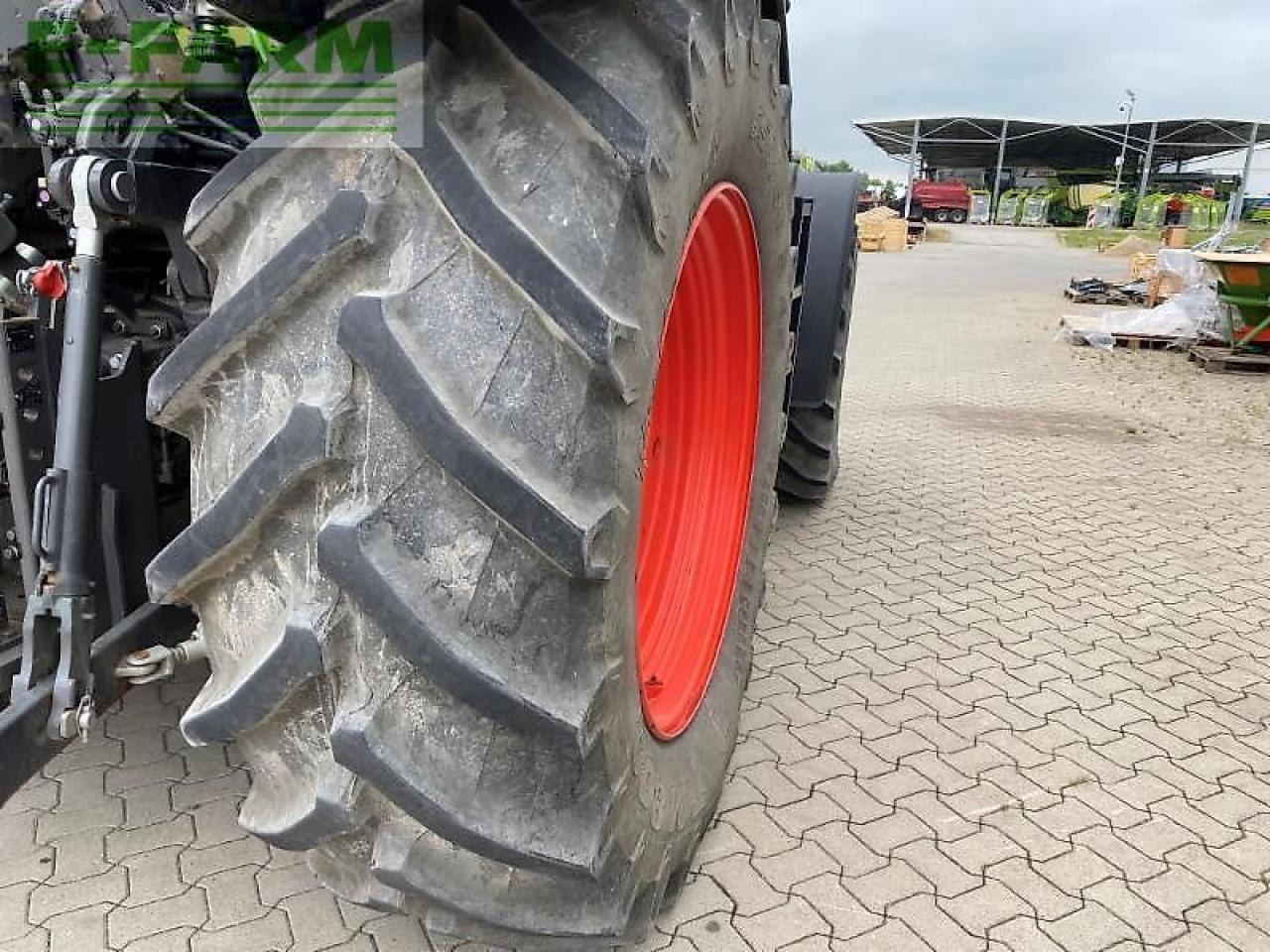 Tractor CLAAS axion 810
