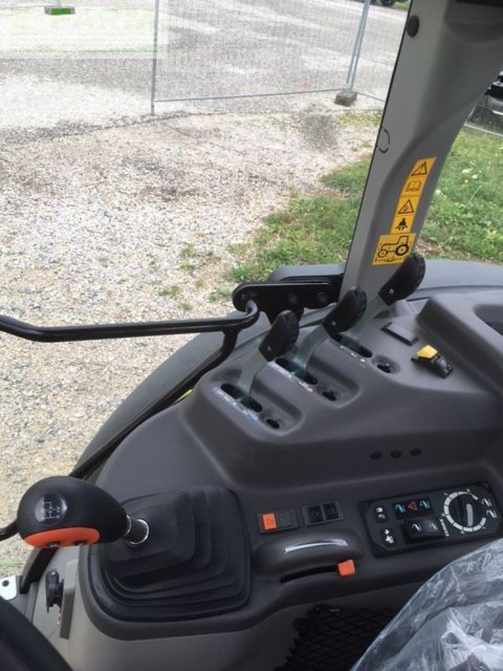 Tractor CLAAS axos 240