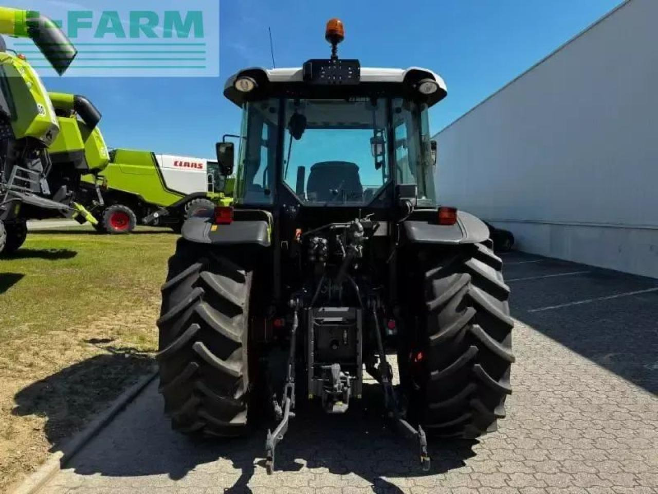 Tractor CLAAS axos 240 stage v