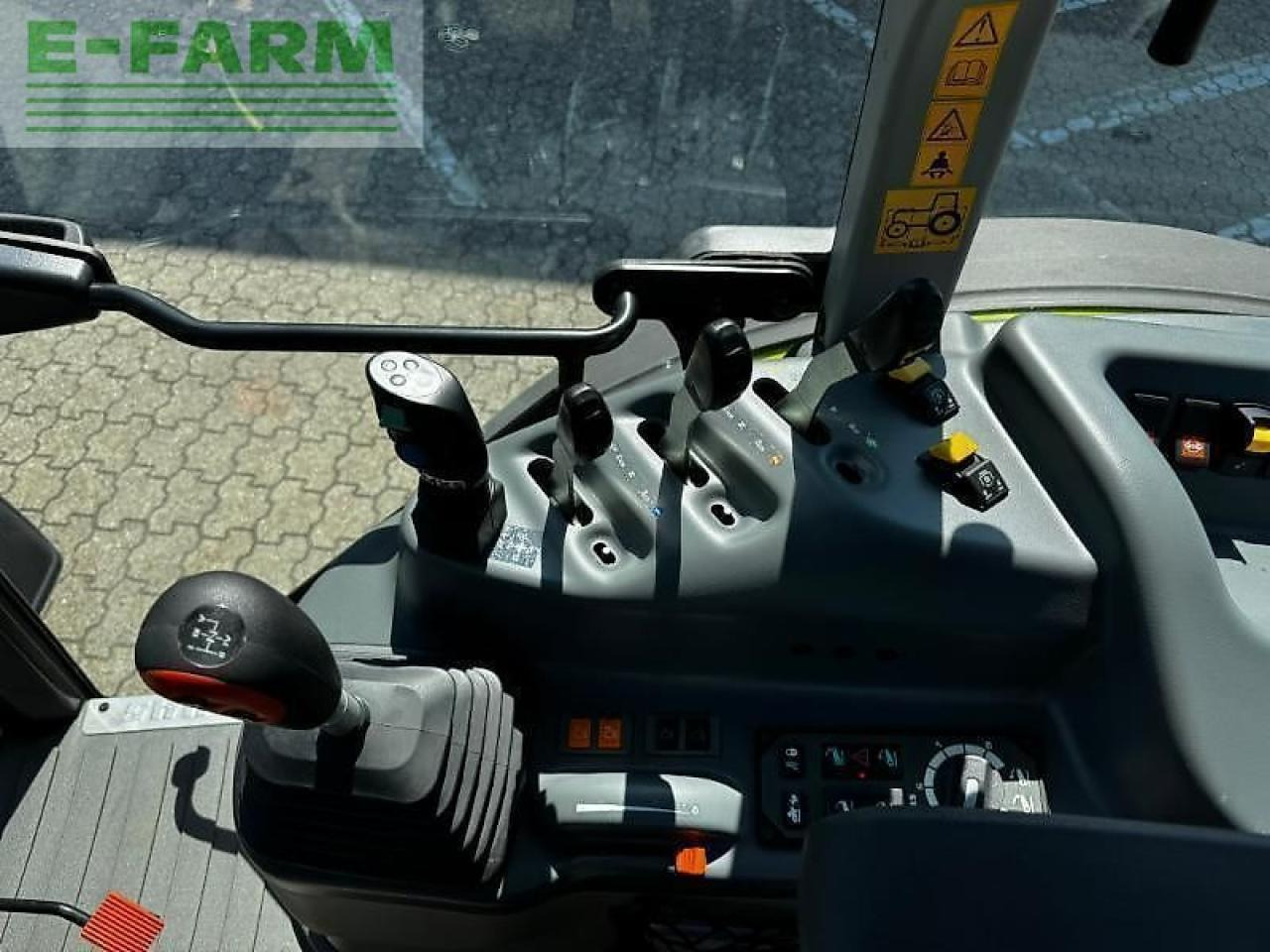 Tractor CLAAS axos 240 stage v