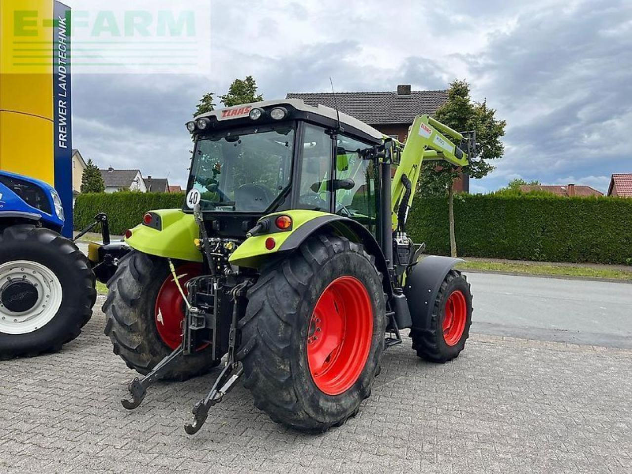 Tractor CLAAS axos 310