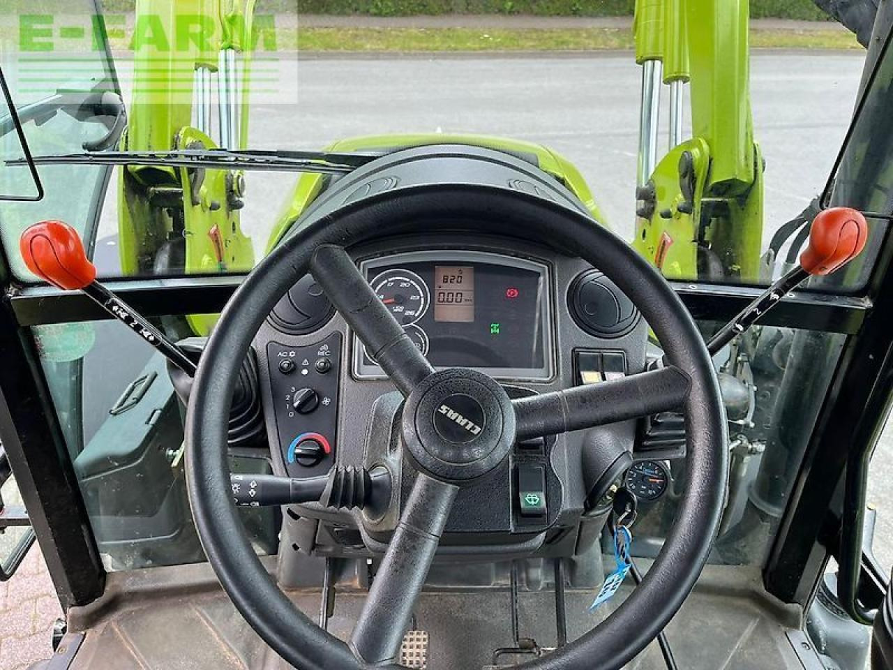 Tractor CLAAS axos 310