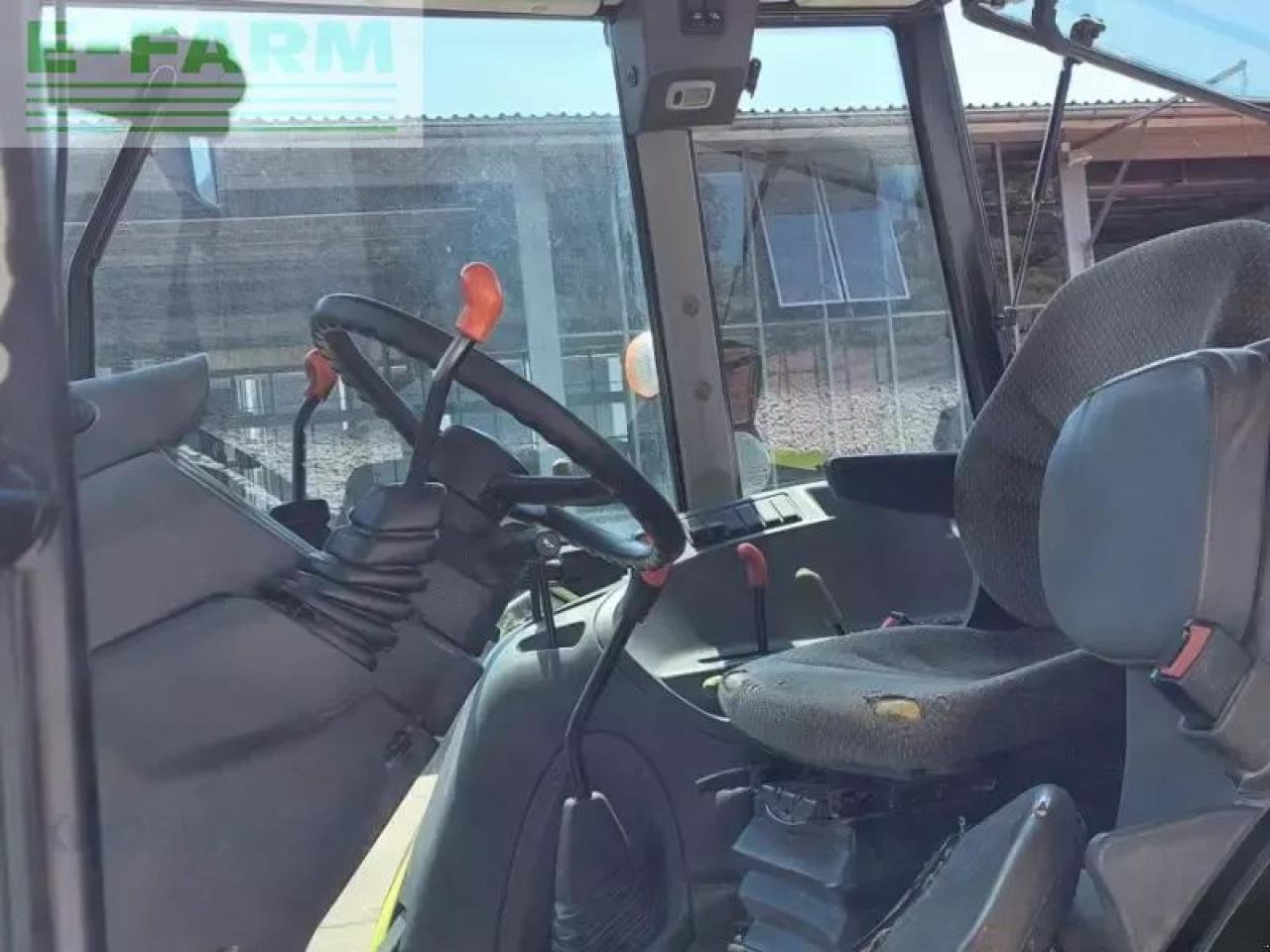 Tractor CLAAS axos 330