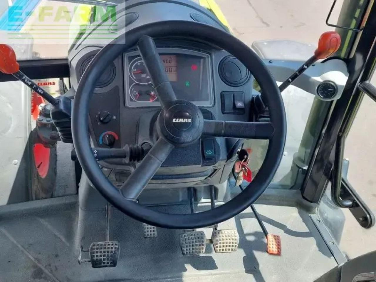 Tractor CLAAS axos 330