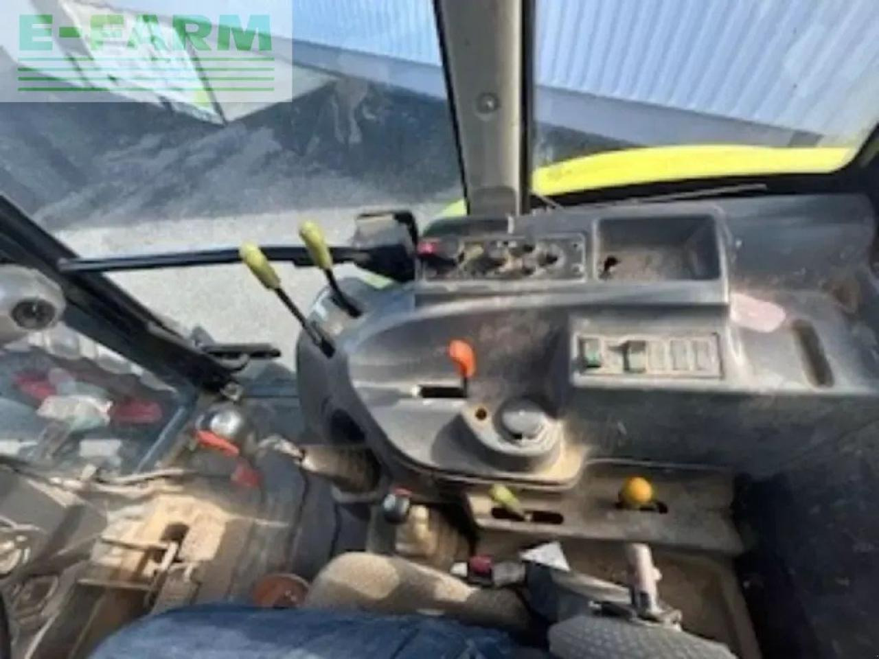 Tractor CLAAS axos 330