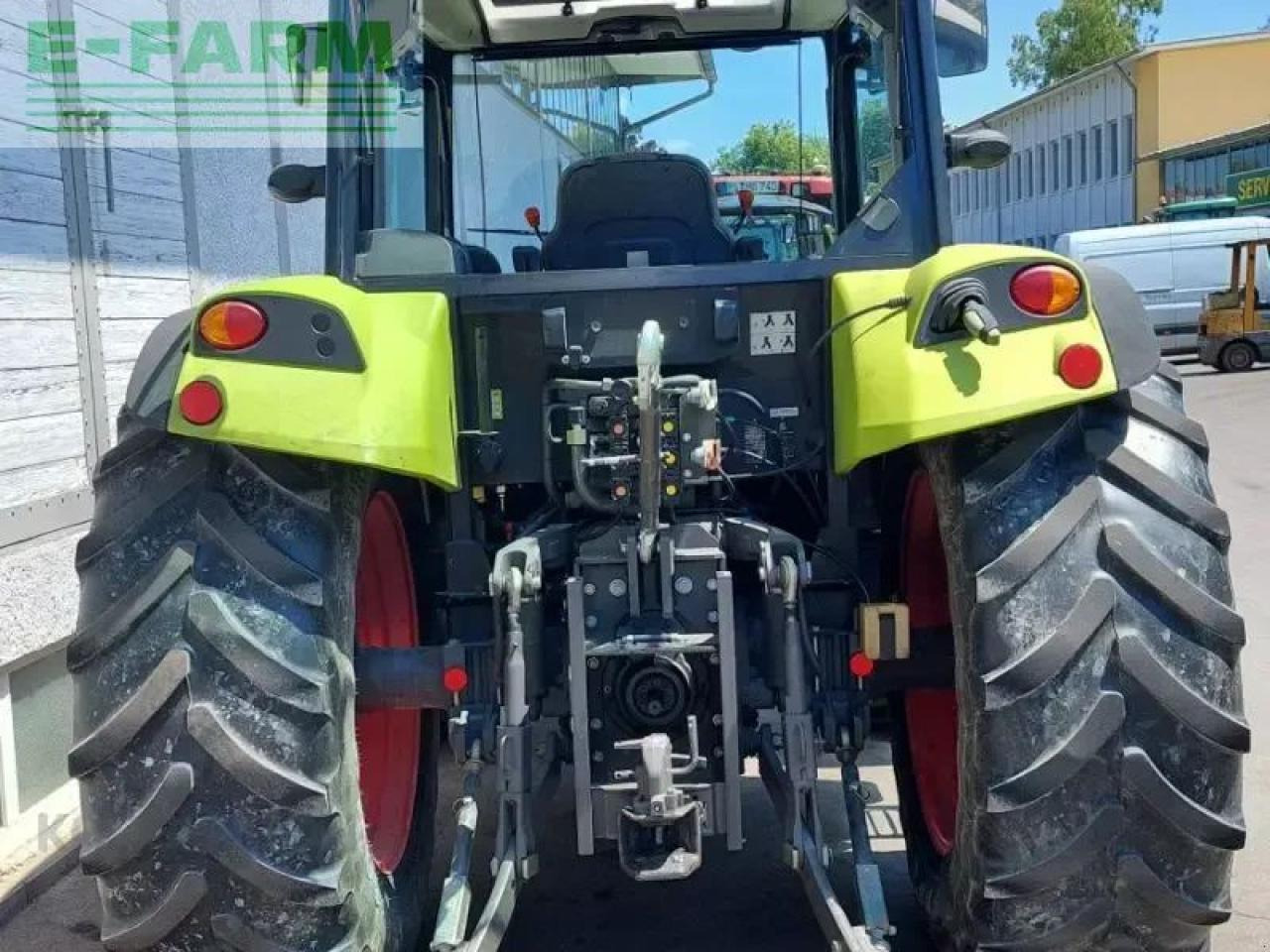 Tractor CLAAS axos 330