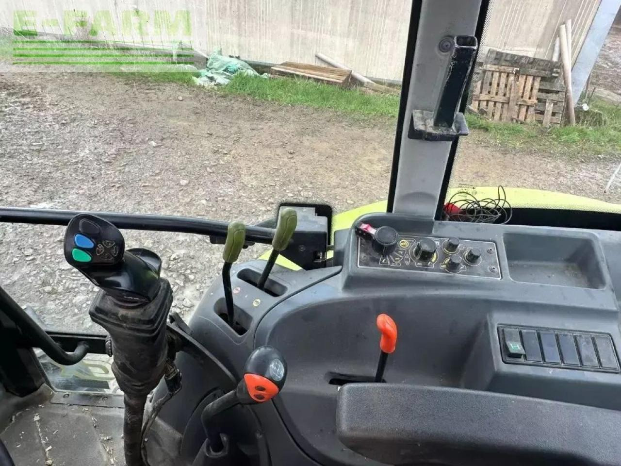 Tractor CLAAS axos 340