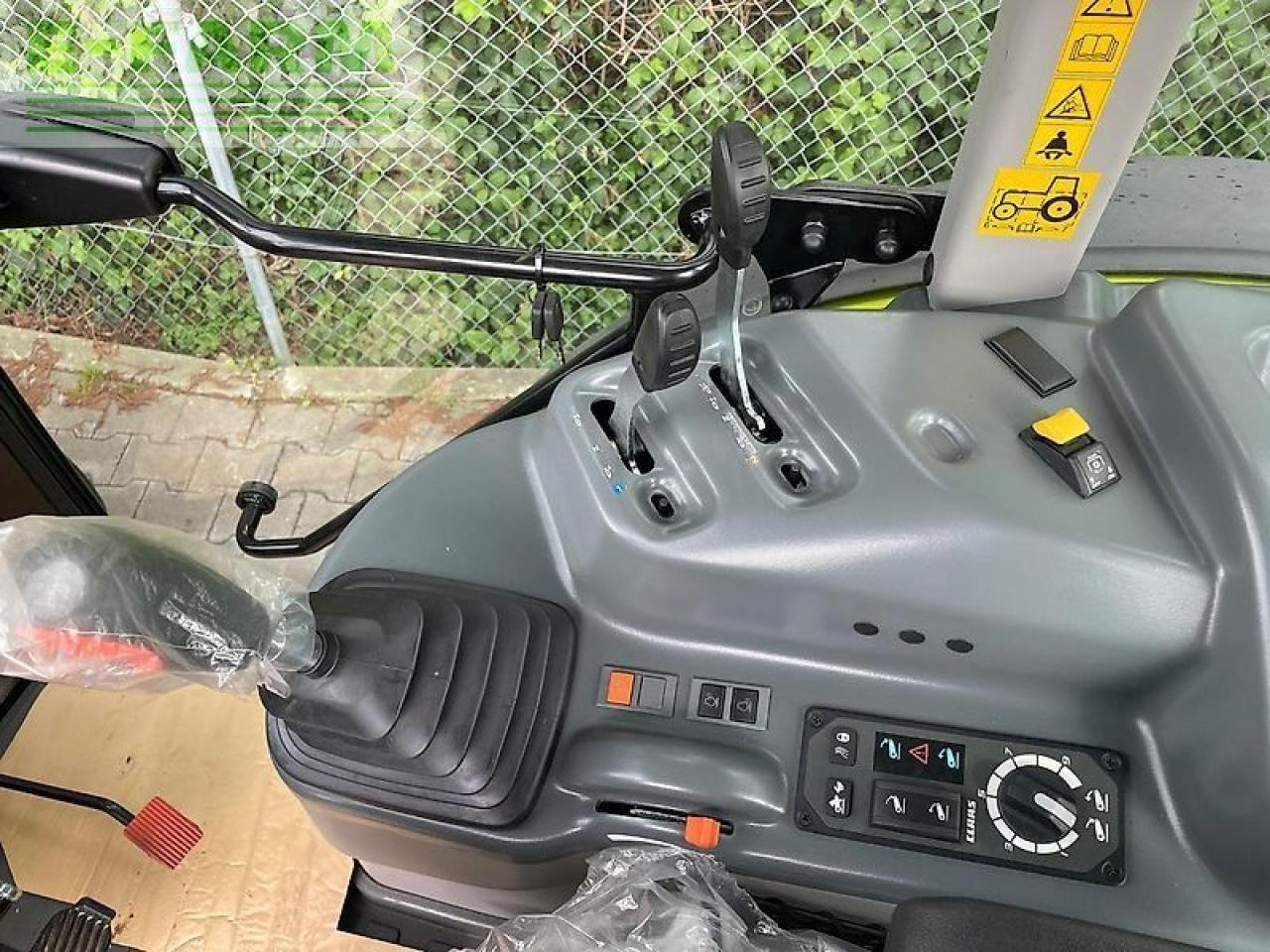 Tractor CLAAS elios 320 stage v