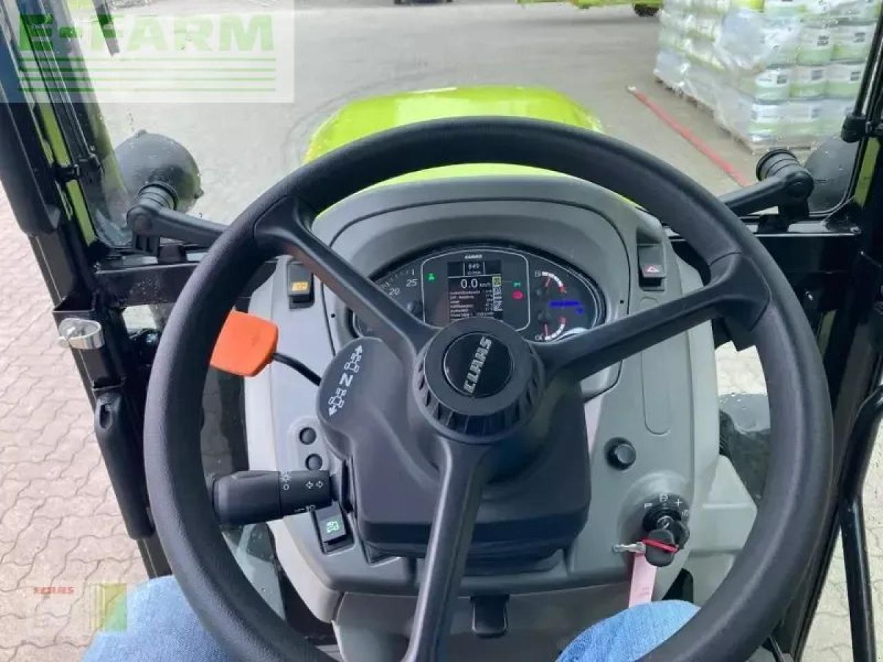 Tractor CLAAS nexos 240 s advanced