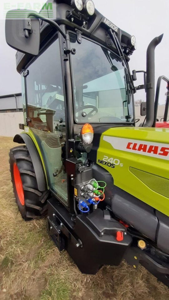Tractor CLAAS nexos 240s