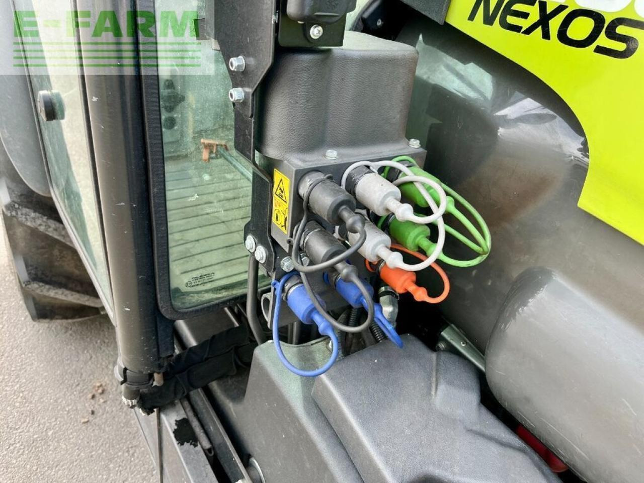 Tractor CLAAS nexos 260 m advanced, fkh + fzw, nur 907 h !