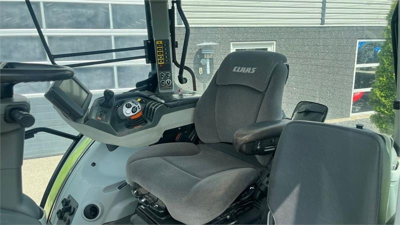 Tractor Claas ARION 550 CEBIS Med frontlæsser og frontlift