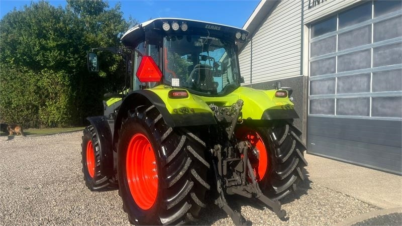 Tractor Claas ARION 550 CEBIS Med frontlæsser og frontlift