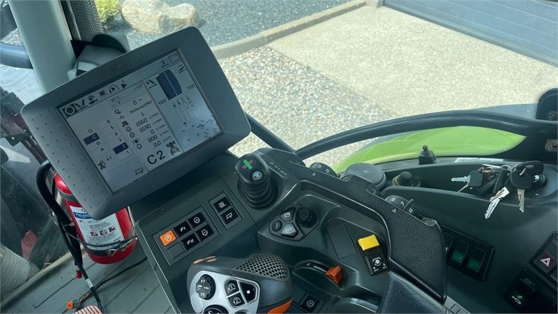 Tractor Claas ARION 550 CEBIS Med frontlæsser og frontlift