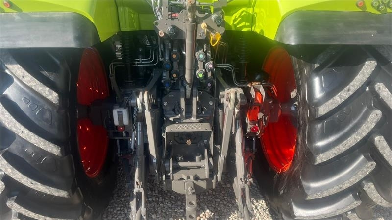 Tractor Claas ARION 550 CEBIS Med frontlæsser og frontlift
