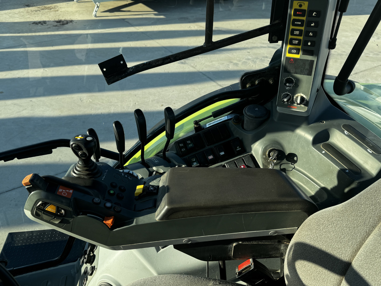 Tractor Claas Arion 640