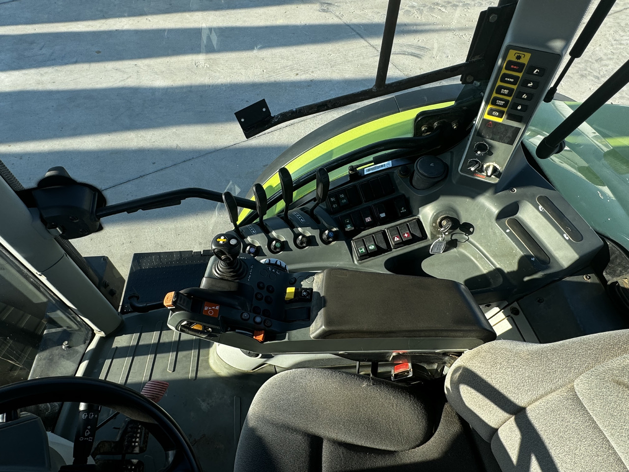 Tractor Claas Arion 640