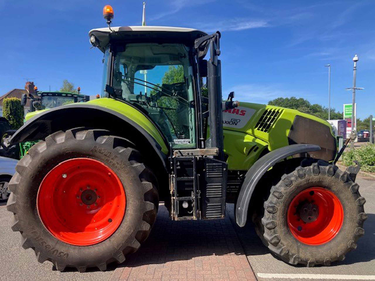 Tractor Claas Axion 810