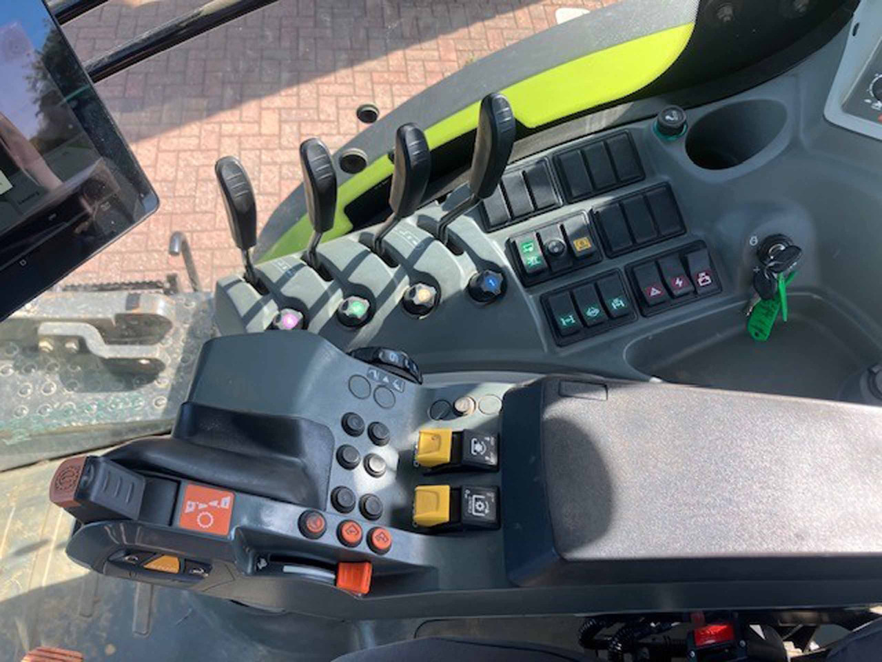 Tractor Claas Axion 810