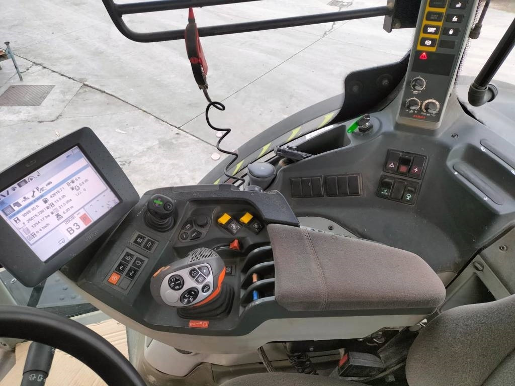 Tractor Claas Axion 810