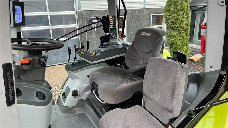 Tractor Claas Axion 830 Med frontlift. Velholdt traktor.