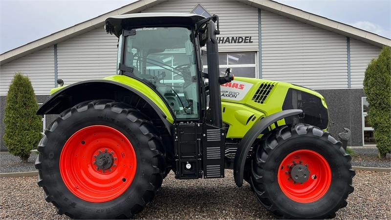 Tractor Claas Axion 830 Med frontlift. Velholdt traktor.