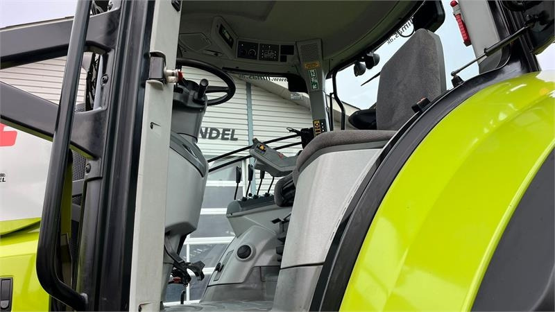 Tractor Claas Axion 830 Med frontlift. Velholdt traktor.