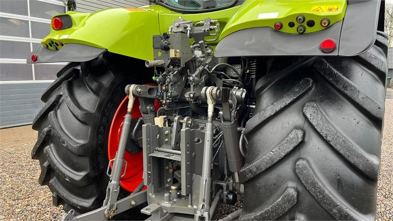 Tractor Claas Axion 830 Med frontlift. Velholdt traktor.