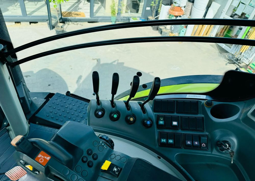 Tractor Claas Axion 840