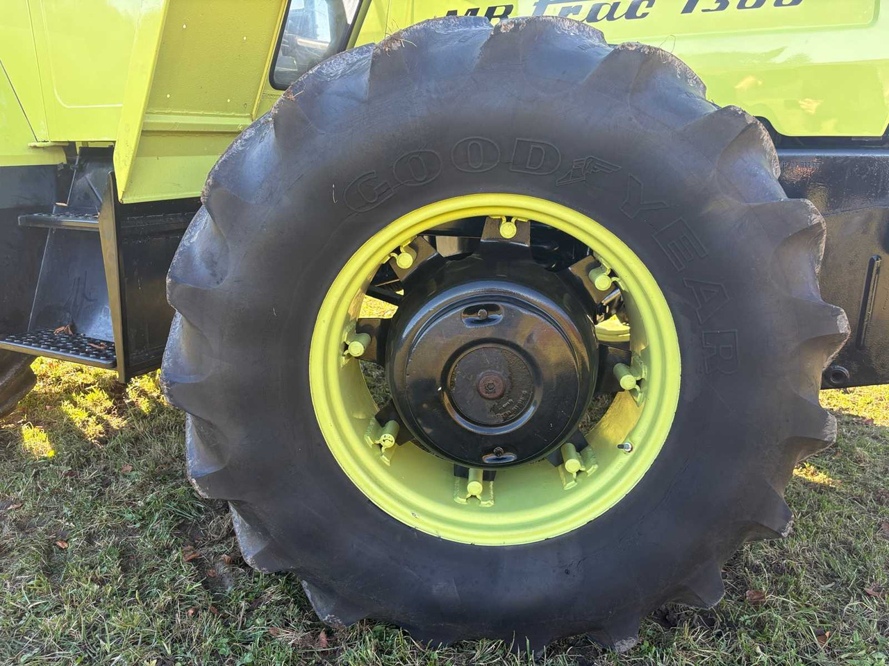 Tractor DAIMLER-BENZ MB-TRAC 1300 FRONT LOADER