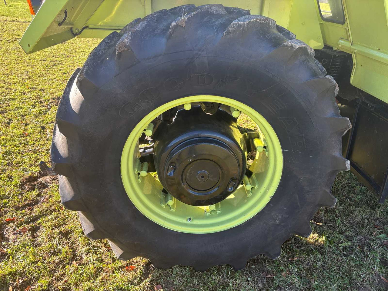 Tractor DAIMLER-BENZ MB-TRAC 1300 FRONT LOADER
