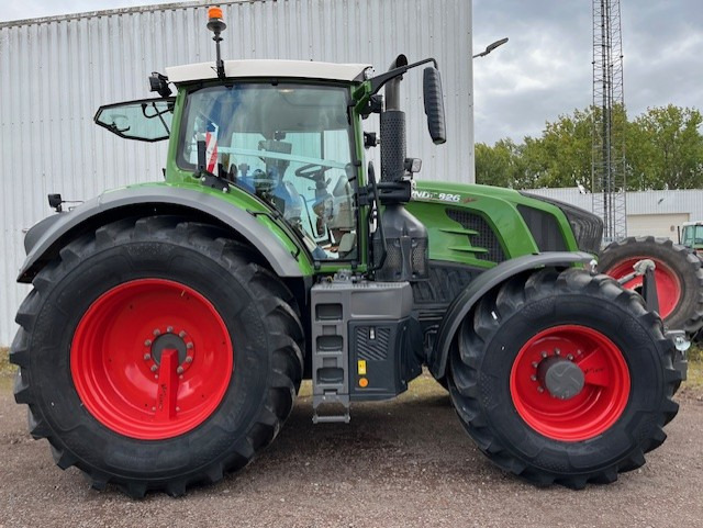 Tractor FENDT 826 Vario S4 ProfiPlus