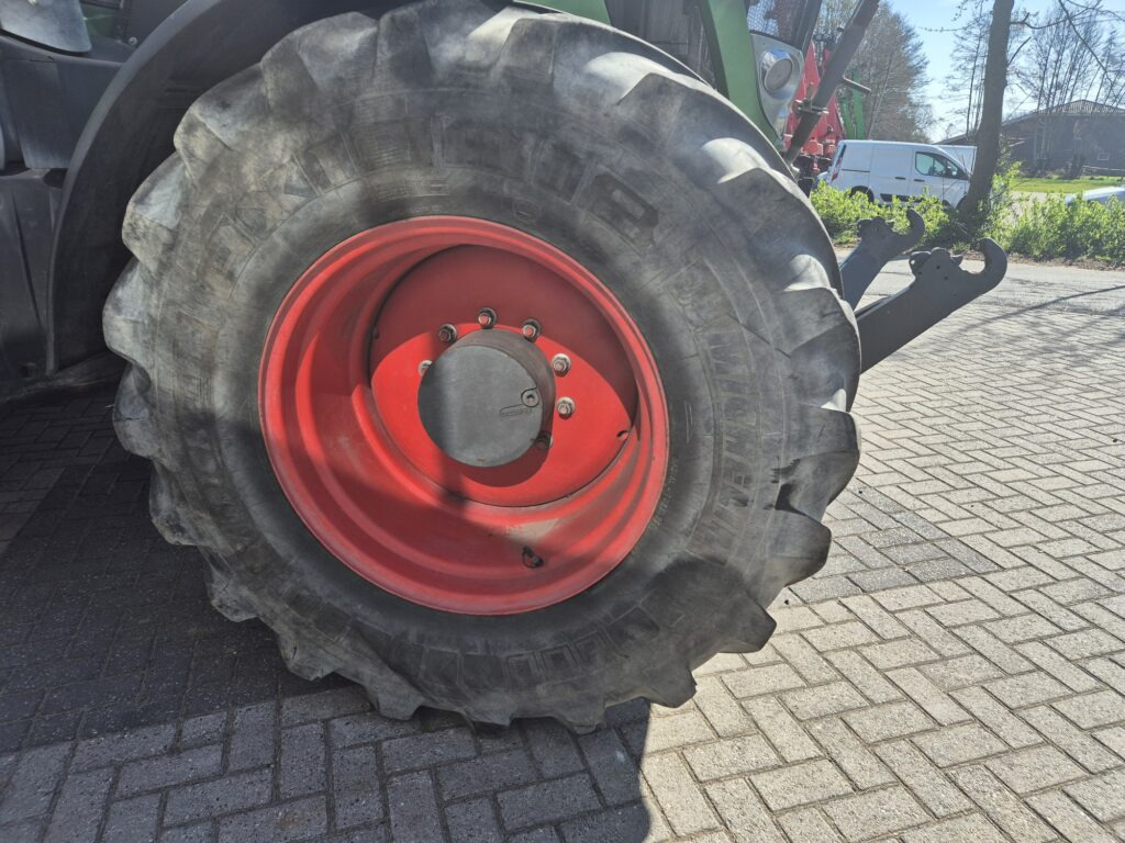 Tractor FENDT 828