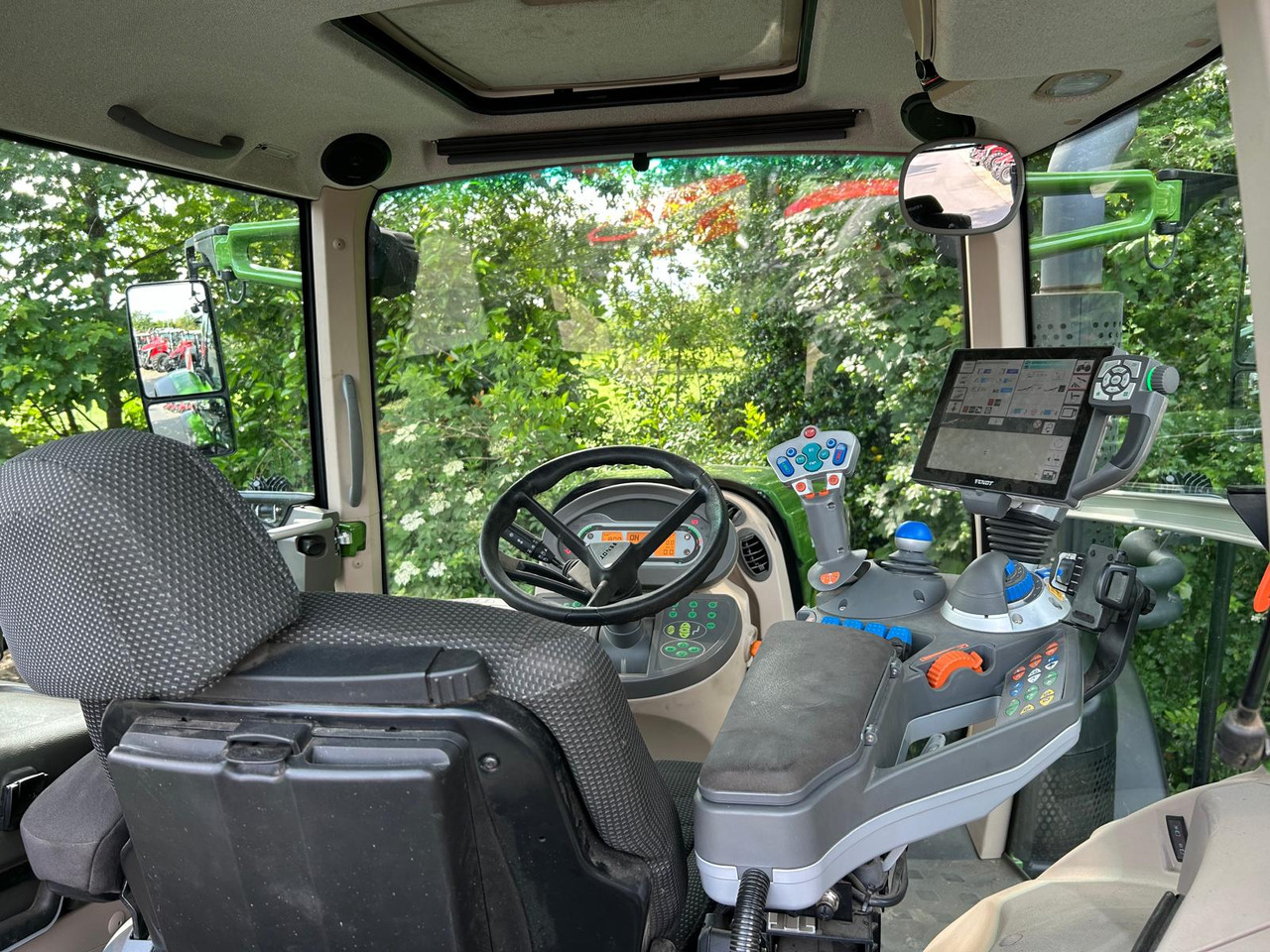 Tractor FENDT 828 Vario S4 ProfiPlus