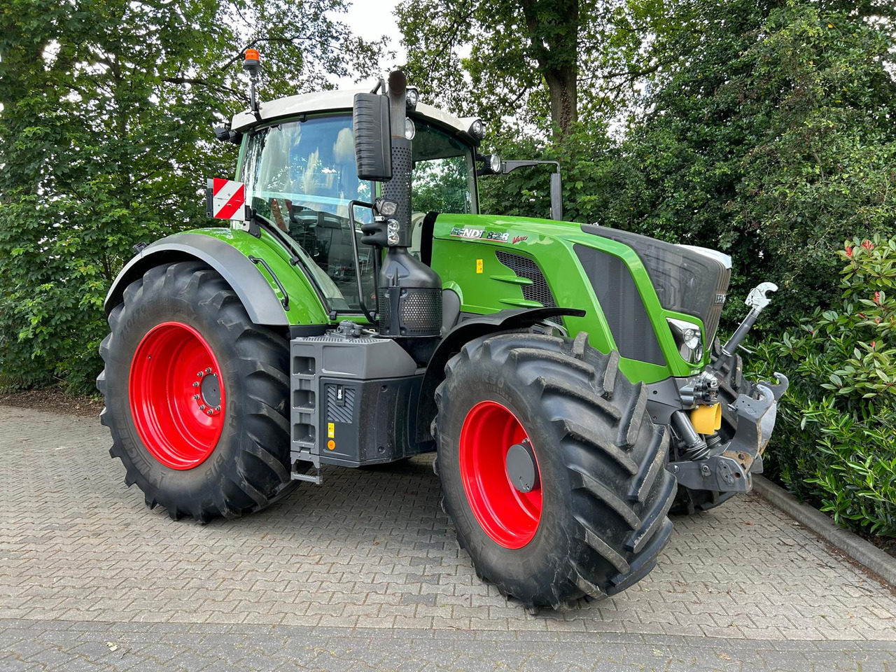 Tractor FENDT 828 Vario S4 ProfiPlus