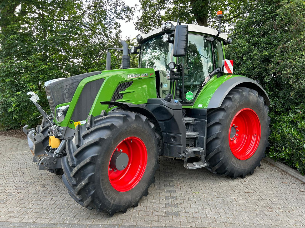 Tractor FENDT 828 Vario S4 ProfiPlus