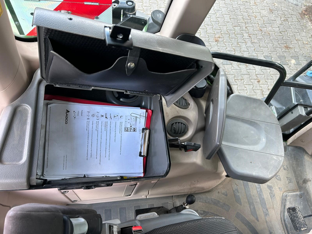 Tractor FENDT 828 Vario S4 ProfiPlus