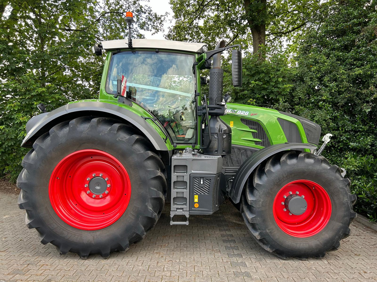 Tractor FENDT 828 Vario S4 ProfiPlus