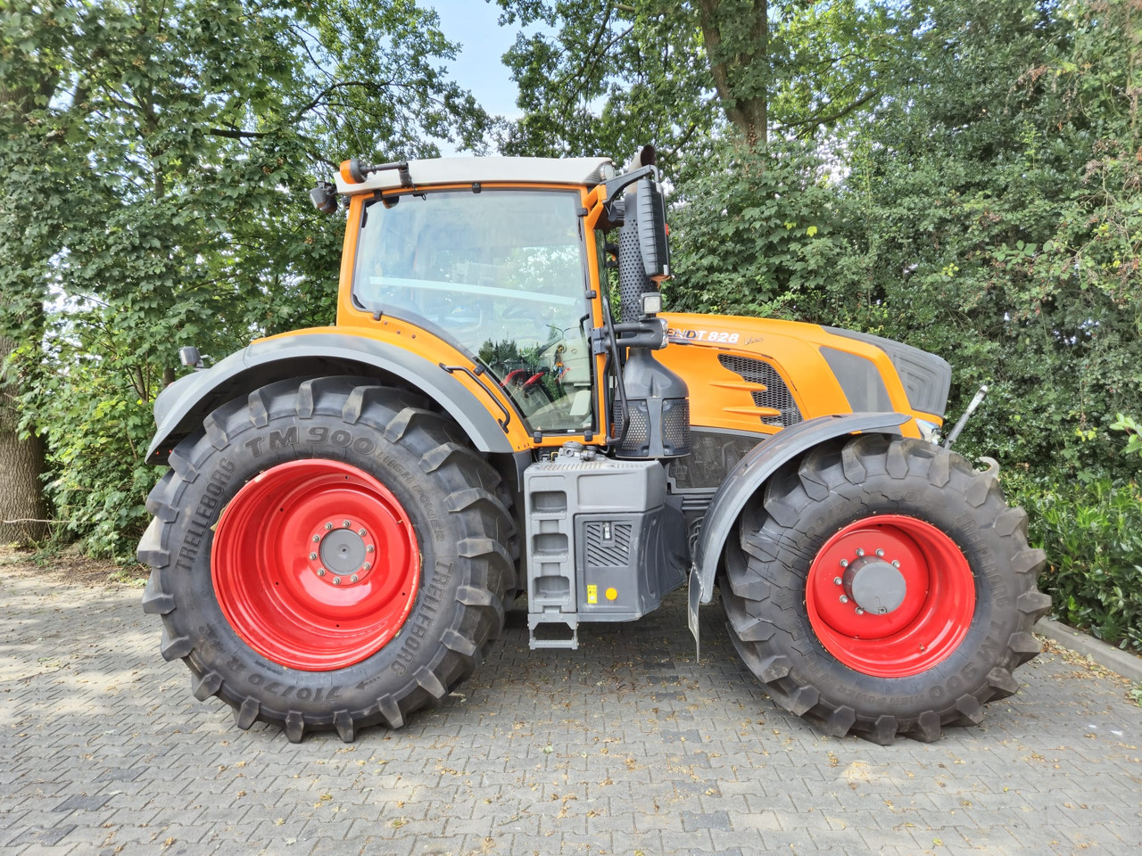Tractor Fendt 828 Vario S4 ProfiPlus