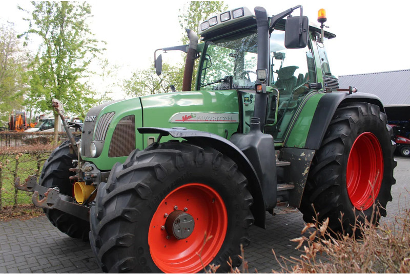 Tractor Fendt FAVORIT 711 VARIO 711 Vario met fronthef en frontaftakas