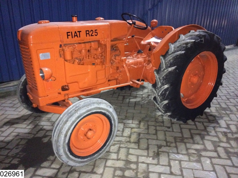 Tractor Fiat R25 2WD