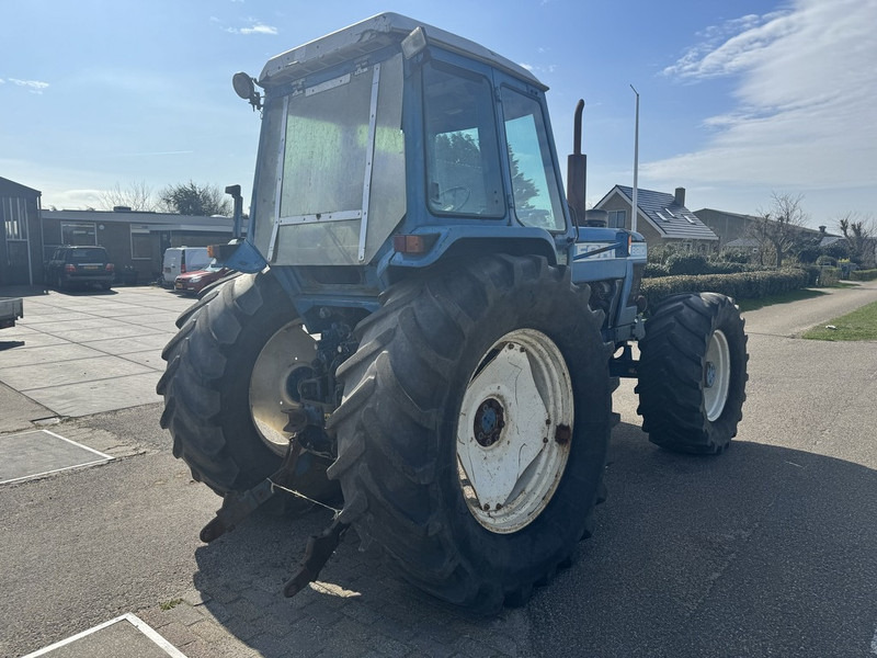 Tractor Ford 8210