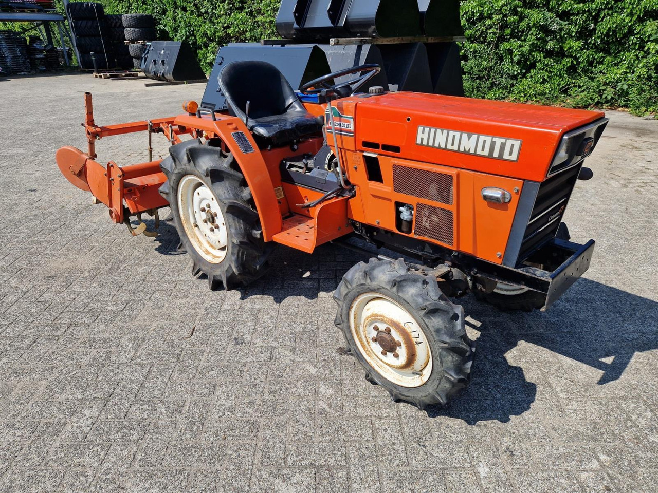 Tractor Hinomoto C174 Minitractor met Grondfrees