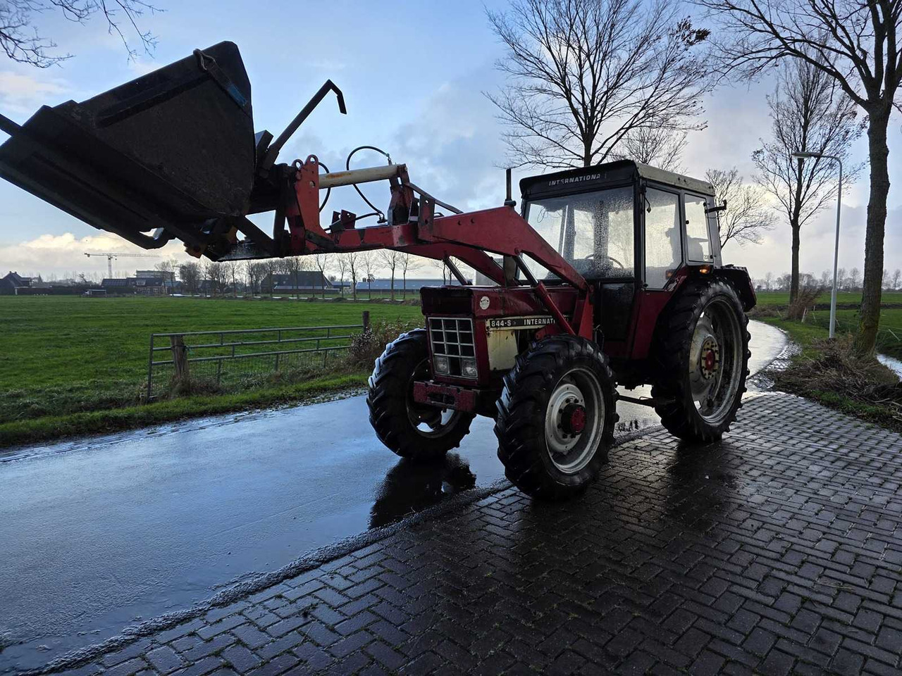 Tractor INTERNATIONAL 844-S ALL-WHEEL DRIVE FARM TRACTOR