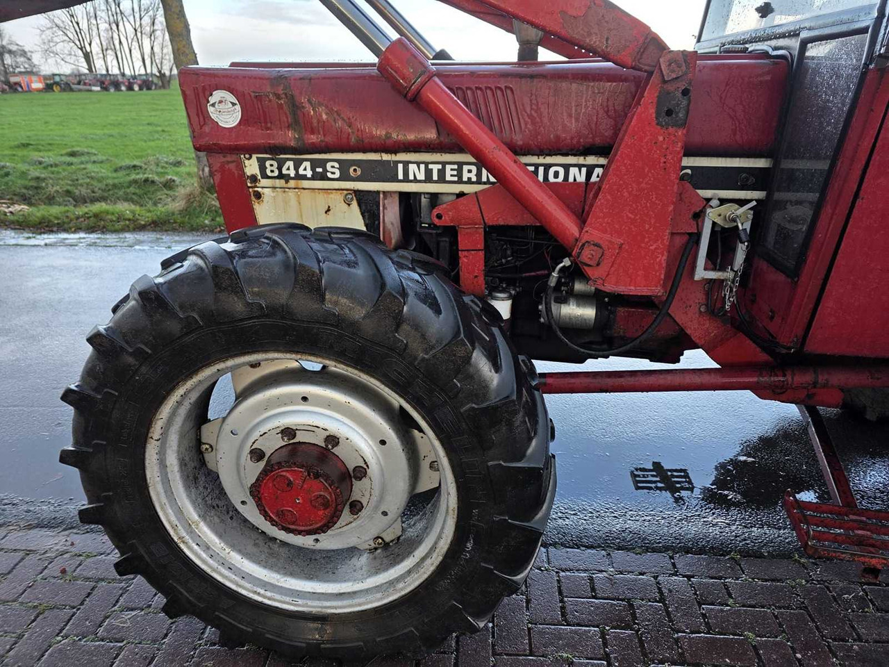 Tractor INTERNATIONAL 844-S ALL-WHEEL DRIVE FARM TRACTOR