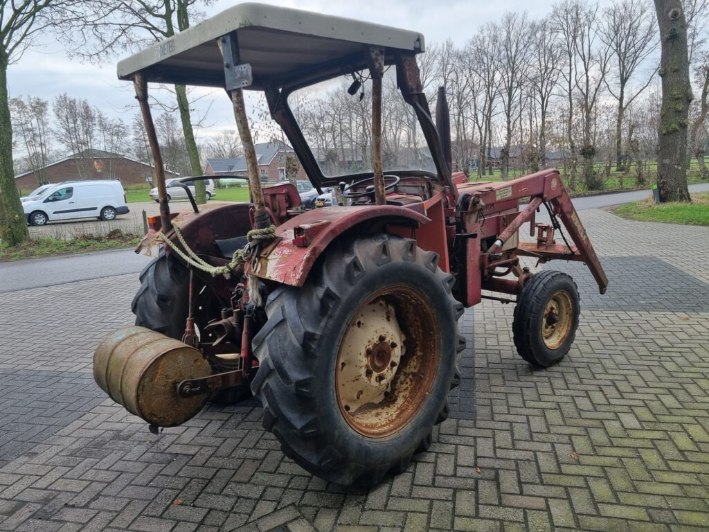 Tractor INTER 453 with Stoll front loader